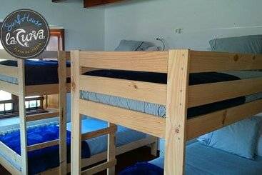 تختخواب و صبحانه La Curva Surfhouse   Hostel