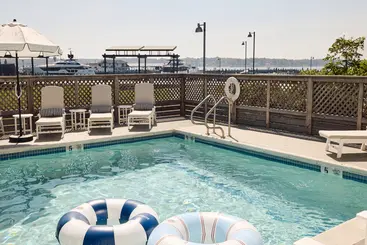 Otel The Harbor Front Inn