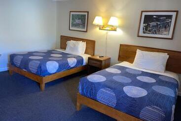 A Holiday Motel   Maggie Valley