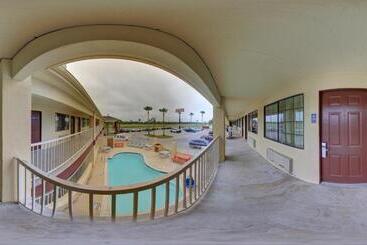 Motel Deluxe Inn And Suites