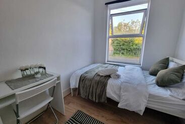 旅馆 Easy Rooms, London Luton Airport  24 Hour Check In