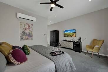 The Bentley Hotel   Mona Lisa Room   Pool View