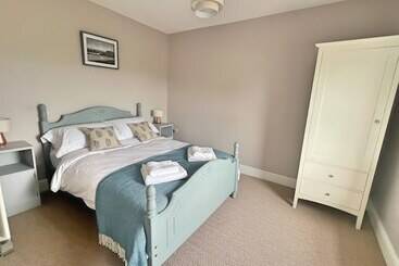 Residenza Charming 3 Bed Townhouse Near Llanddwyn Beach