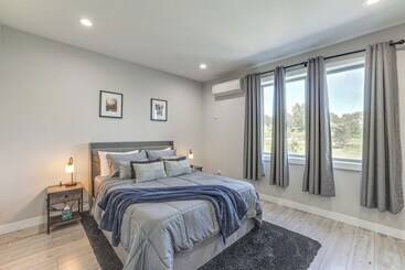 کلبه Sleek Ferndale Home W/ Ocean & Mountain Views!