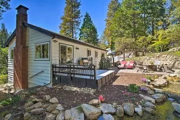 Tree Lined Twin Peaks Cottage W/ Custom Stream
