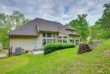 コテージ Chattanooga Family Home: Games, Yard, Grill!