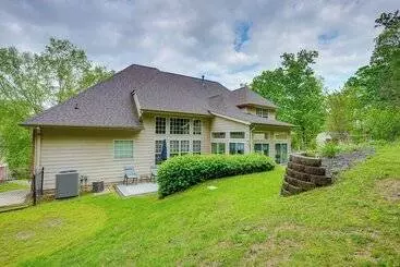 コテージ Chattanooga Family Home: Games, Yard, Grill!