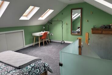 Forest Cedar Lodge, Cinderford, Sleeps 4