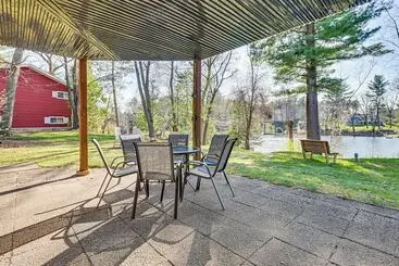 コテージ Lake Wissota Home W/ Private Dock + Fire Pit!