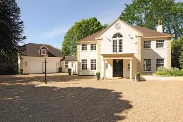 Residenza Captivating 5 Bed House In Woking
