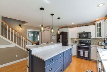 کلبه Rock Island Home W/ Private Yard & Fire Pit Table!