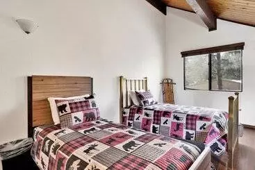 Mökkimajoitus The Moose Tree House #2381