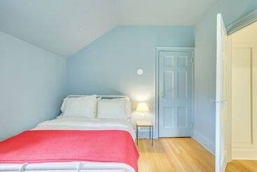 Kır Evi Charming Greenwich Escape Near Wooded Trails!