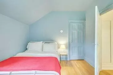 Mökkimajoitus Charming Greenwich Escape Near Wooded Trails!