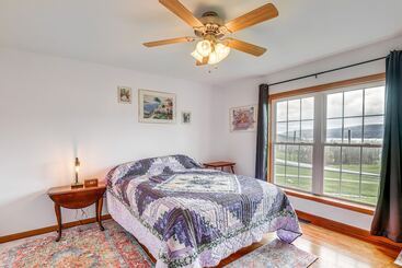 קוטג'' Views Of Canandaigua Lake: Middlesex Retreat!