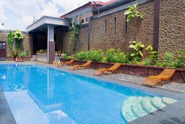 בית מלון כפרי Mireya Sorowako