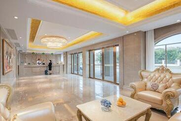 Vienna Hotel Ganzhou Nankang District Center