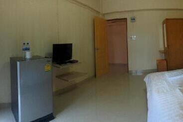 Hotel New Home Nakhon Chai Si