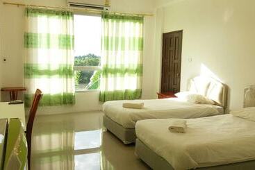 בית מלון כפרי The Sale Hub