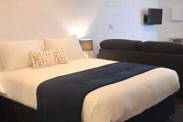 Penguin Seaside Motel