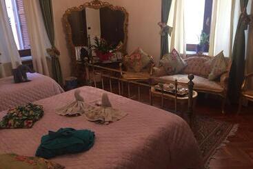 تختخواب و صبحانه Art&coffee