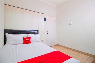 Отель Reddoorz @ Salemba Raya