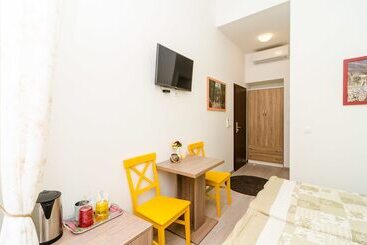 פנסיון Rooms Tezoro