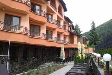 Family Hotel Emaly Green