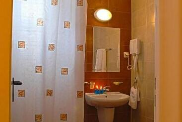 فندق Pirina Club