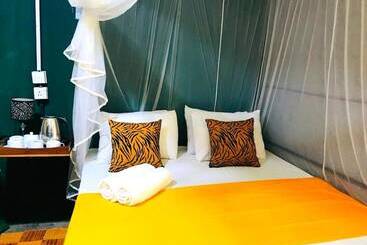 Hotel Atha Safari Resort & Riverside Camping