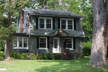 Enchanted Cottage On Glen Entire House Rental