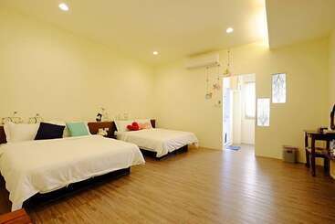 تختخواب و صبحانه Jamie Home Stay