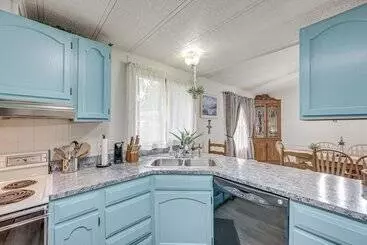 Mökkimajoitus Lakefront Gun Barrel City Home W/ Dock & Deck