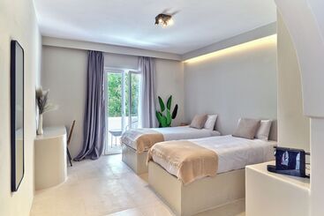 هتل Paridian Living