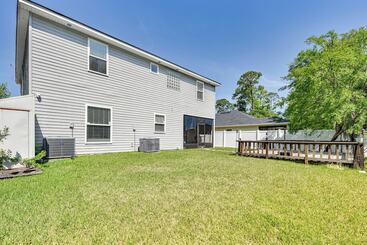 کلبه Spacious Jacksonville Home: Yard & Screened Porch!