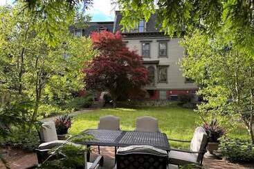 Aparthotel The Underwood Hale House