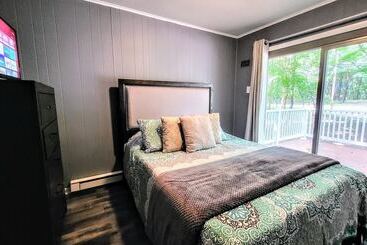 Vakantiehuisje Frolic On Fern By Avantstay Enclosed Deck W/ Forest Views, Bar