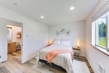 קוטג'' Peaceful Bonners Ferry Cabin W/ Deck & Mtn Views!