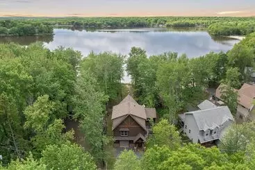コテージ Tavern At The Woods By Avantstay Lakefront Views, Hot Tub, Firepit, Game Room