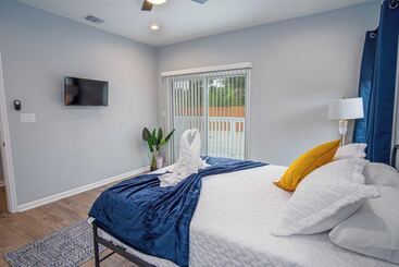 קוטג'' Trendy Historical Home Near Downtown Attractions