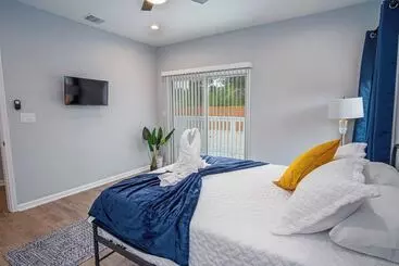 کلبه Trendy Historical Home Near Downtown Attractions