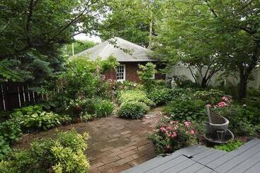 住宿加早餐  Champaign Garden Inn