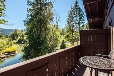 酒店 Storybook Riverside Inn