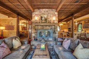 בית מלון כפרי Storybook Riverside Inn