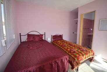 هتل آپارتمان Hostal Senora Angela