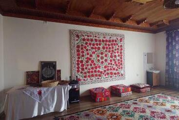 پانسیون Anoragul Guest House