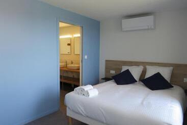 Отель Hôtel Les Jardins De Saulzet