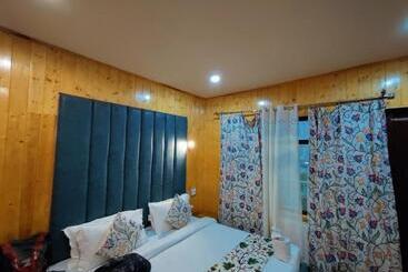 Отель Crest View