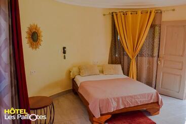 تختخواب و صبحانه Hôtel Les Paillotes