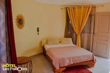 تختخواب و صبحانه Hôtel Les Paillotes